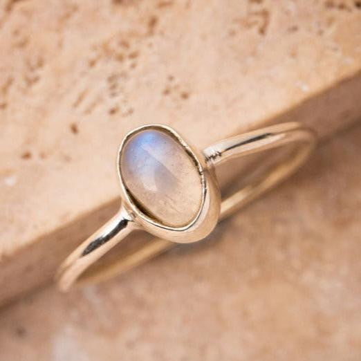 Anillo de piedra de luna fina con piedra ovalada en plata esterlina 925 hecho a mano