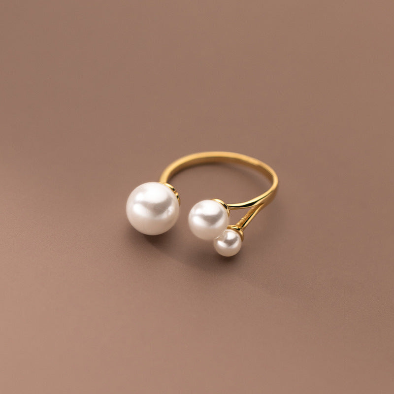 Anillo Elegante con Trio de Perlas