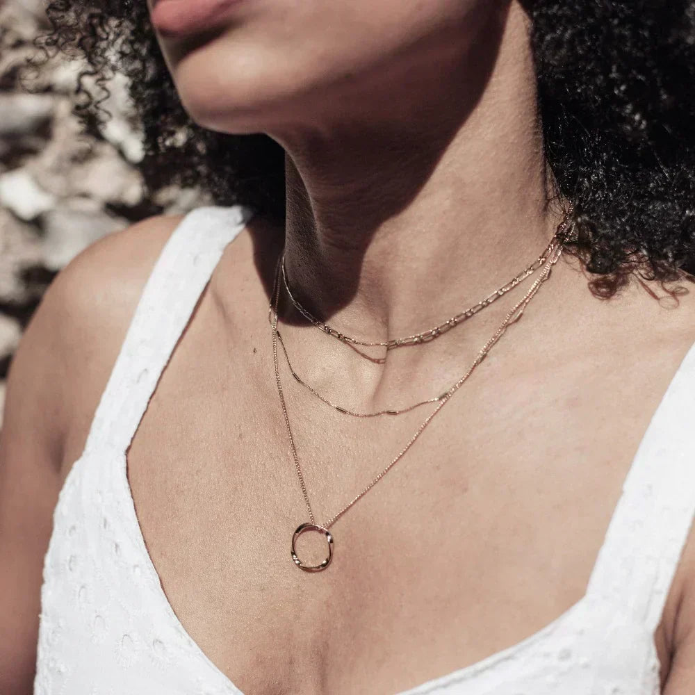 Collar abierto Hoepel con Tres Filas en Oro