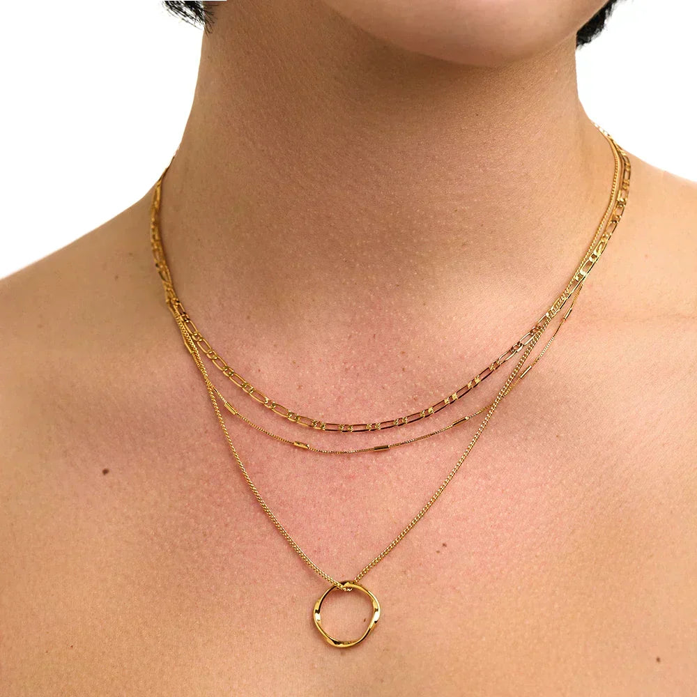 Collar abierto Hoepel con Tres Filas en Oro