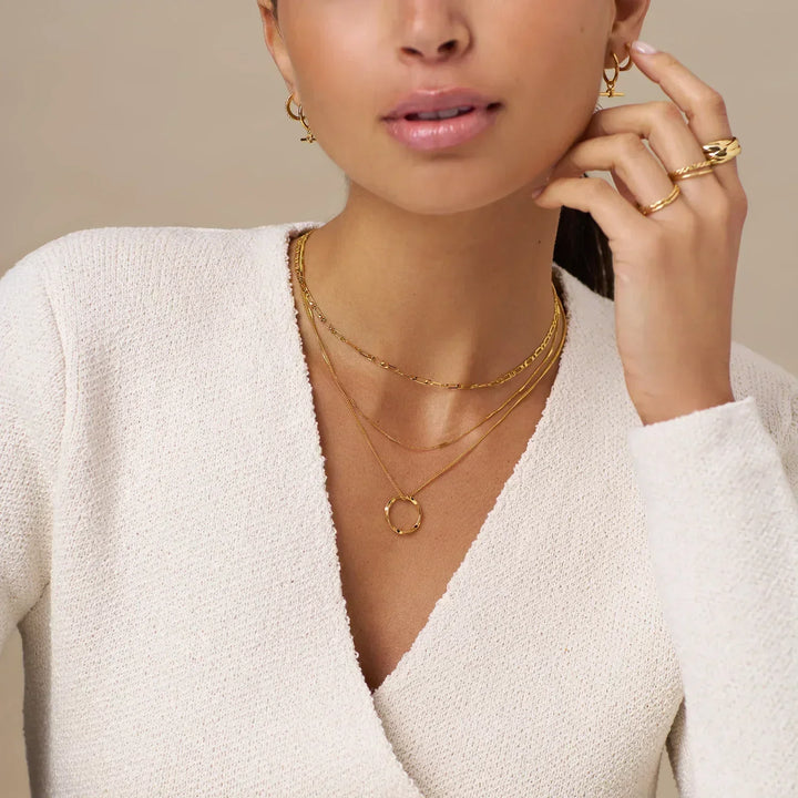 Collar abierto Hoepel con Tres Filas en Oro