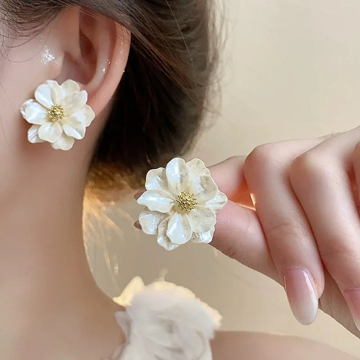 Pendientes de acrílico blanco chic con botón
