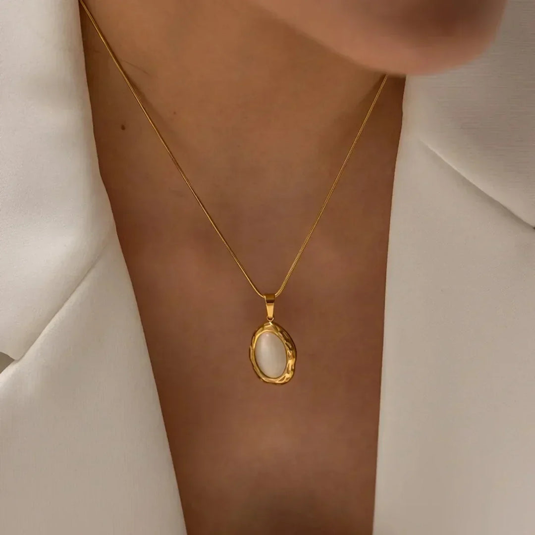 Collar de Oro Dorado con Ópalo Ojo de Gato