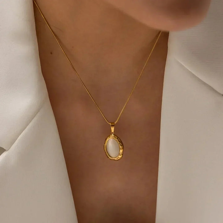 Collar de Oro Dorado con Ópalo Ojo de Gato