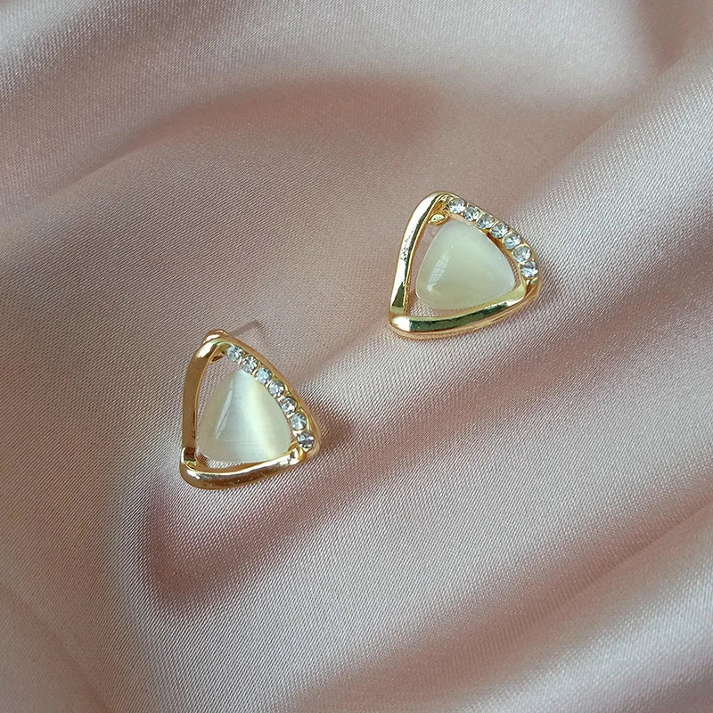 Pendientes triangulares avanzados con ópalos y cristales