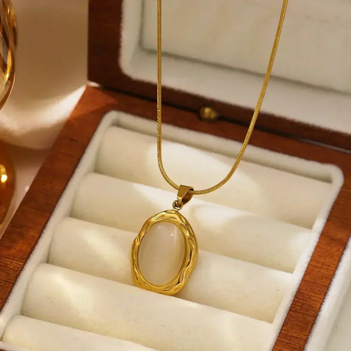 Collar de Oro Dorado con Ópalo Ojo de Gato