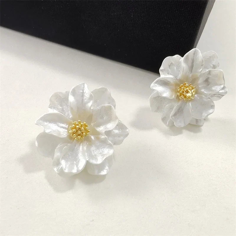 Pendientes de acrílico blanco chic con botón