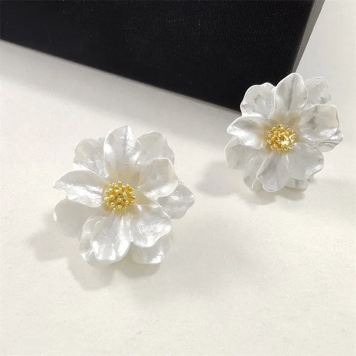 Pendientes de acrílico blanco chic con botón