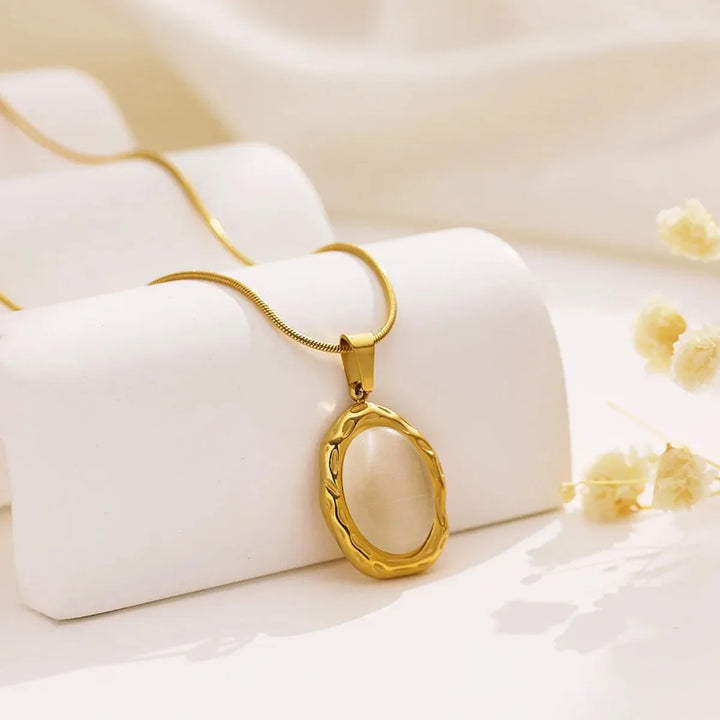 Collar de Oro Dorado con Ópalo Ojo de Gato