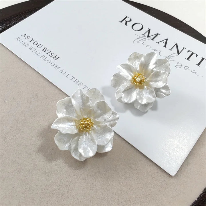 Pendientes de acrílico blanco chic con botón