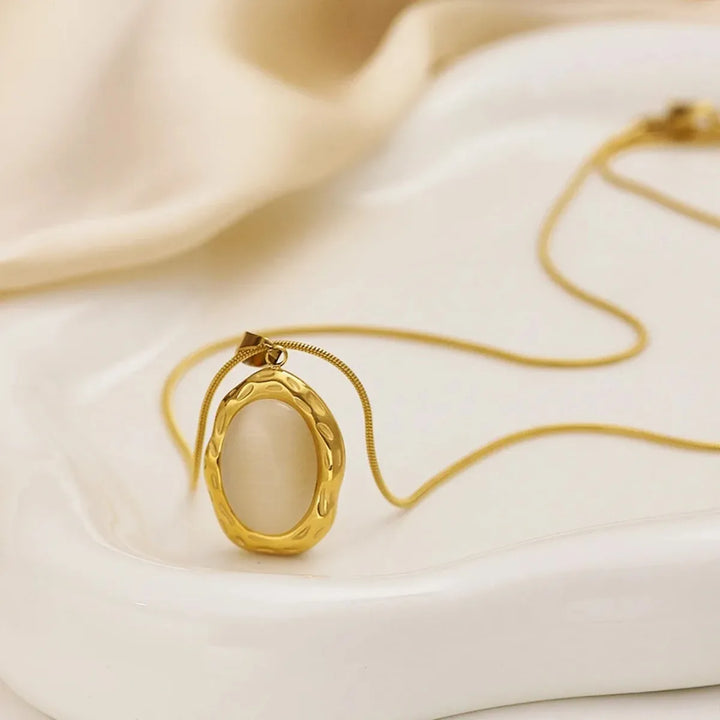 Collar de Oro Dorado con Ópalo Ojo de Gato