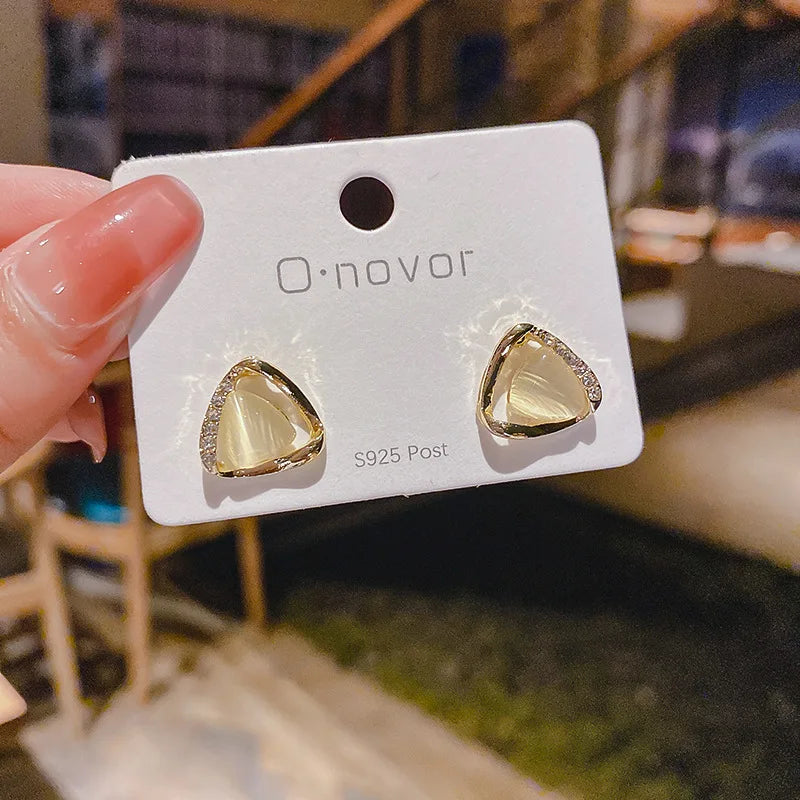 Pendientes triangulares avanzados con ópalos y cristales