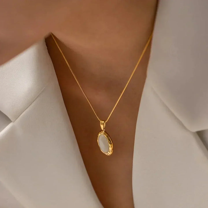 Collar de Oro Dorado con Ópalo Ojo de Gato