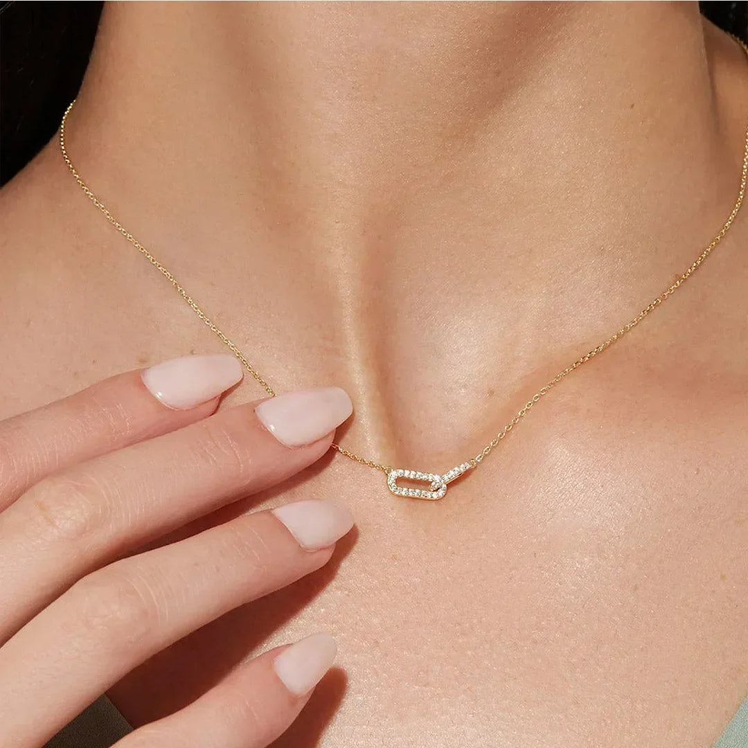 Collar Elegante con Colgante de Flor Metálica en Forma de Onda