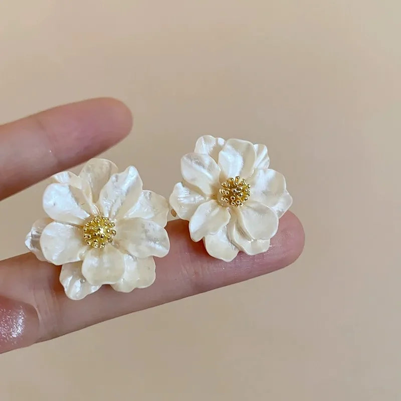 Pendientes de acrílico blanco chic con botón