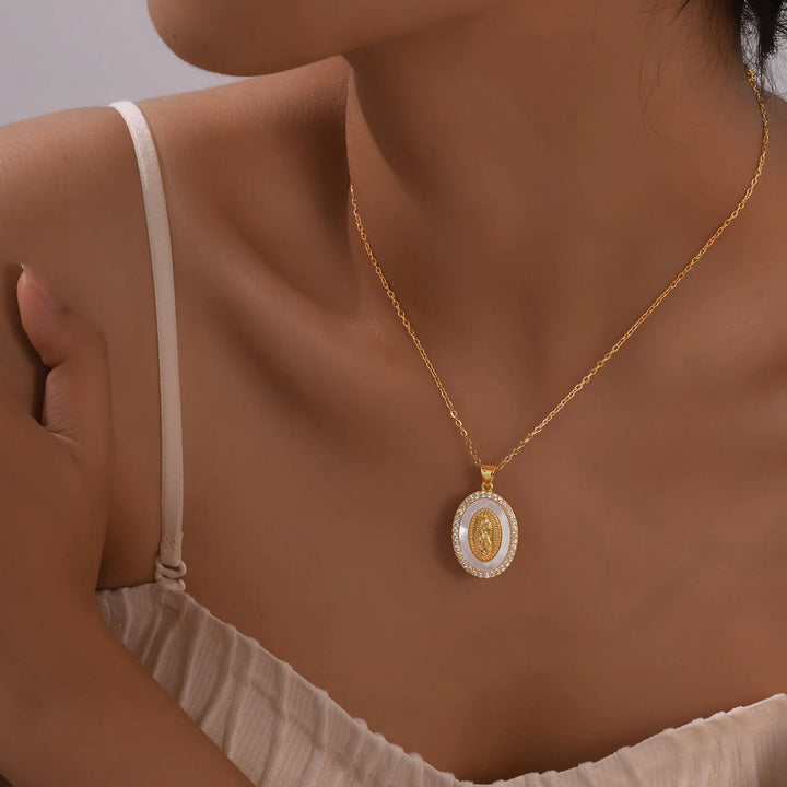 Collar con Colgante Ovalado de la Virgen en Oro