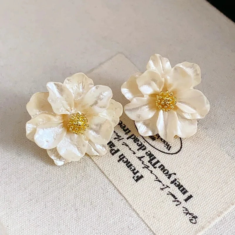 Pendientes de acrílico blanco chic con botón