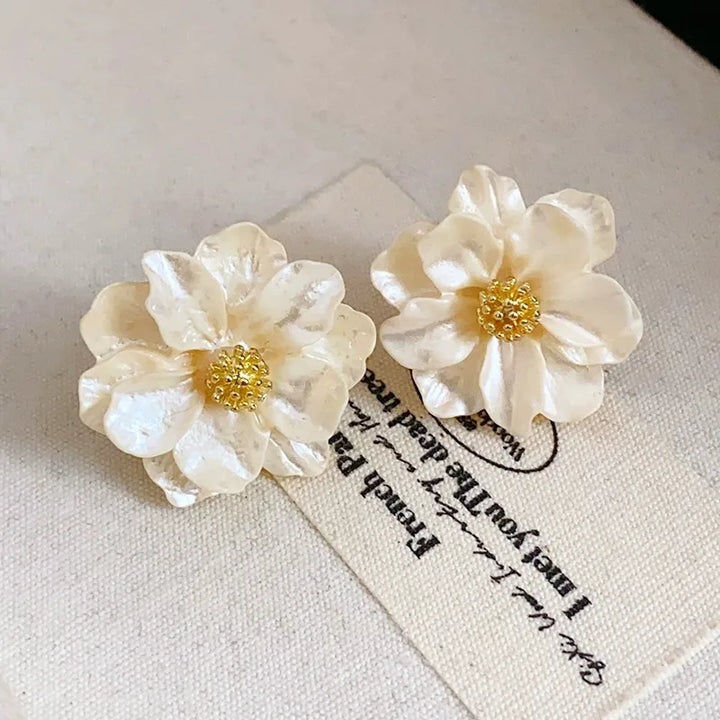 Pendientes de acrílico blanco chic con botón