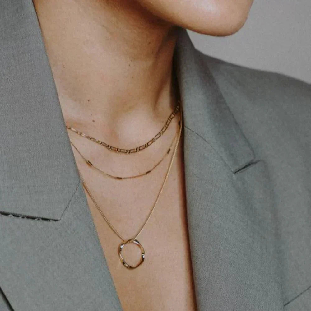 Collar abierto Hoepel con Tres Filas en Oro