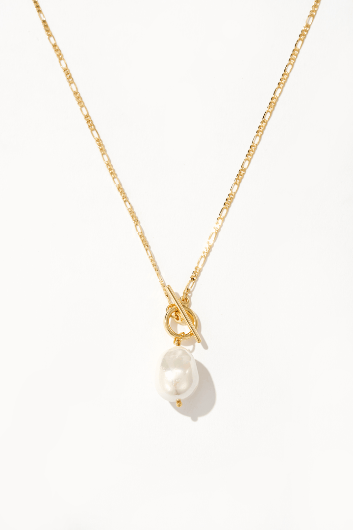 Collar Elegante con Perlas Doradas