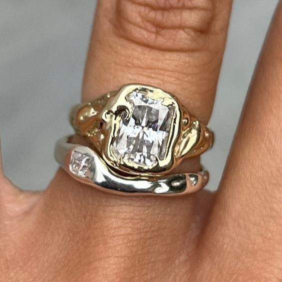 Conjunto de Anillos Brillantes en Oro y Plata