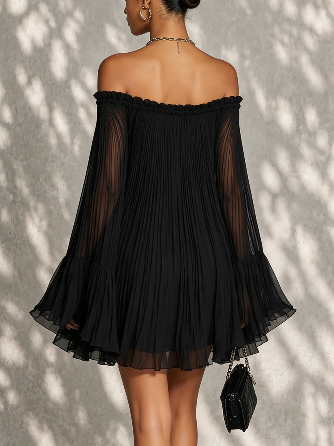 Océane | Mini Vestido Negro con Mangas Acampanadas y Pliegues Descubiertos