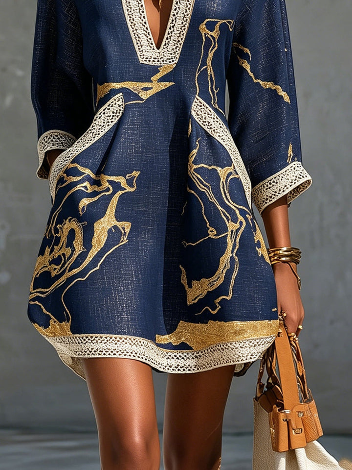 Cosette | Mini Vestido en Encaje Azul Marino con Patrón Dorado y Escote en V