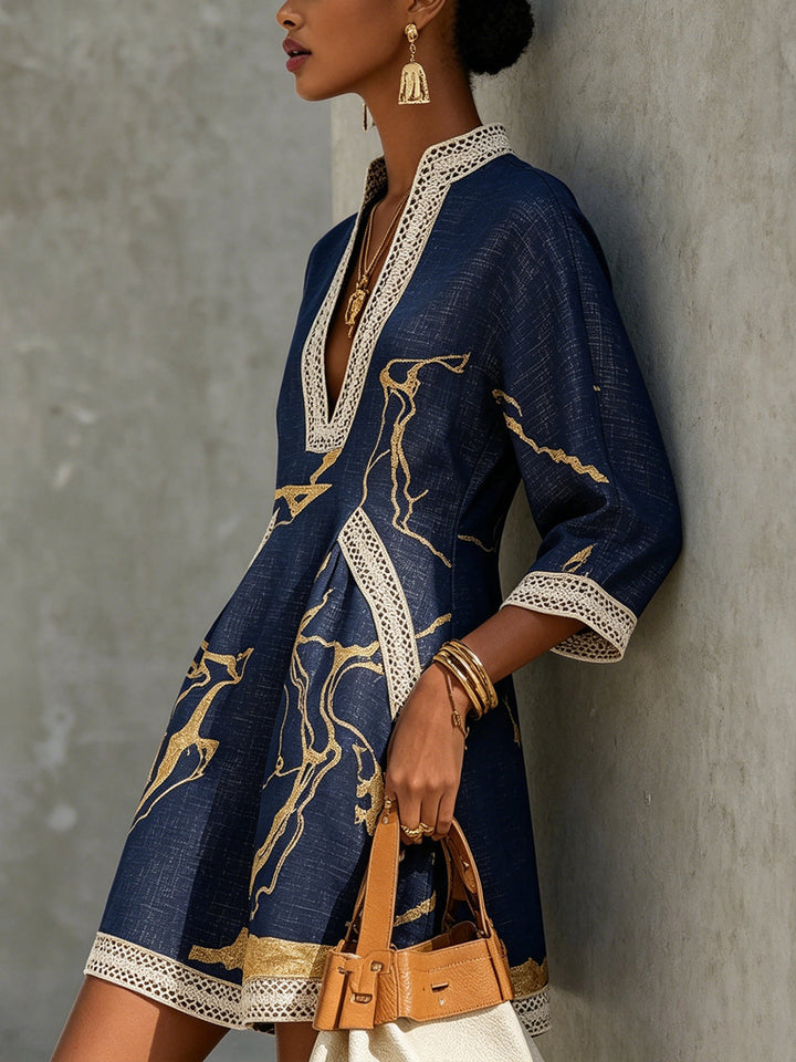 Cosette | Mini Vestido en Encaje Azul Marino con Patrón Dorado y Escote en V