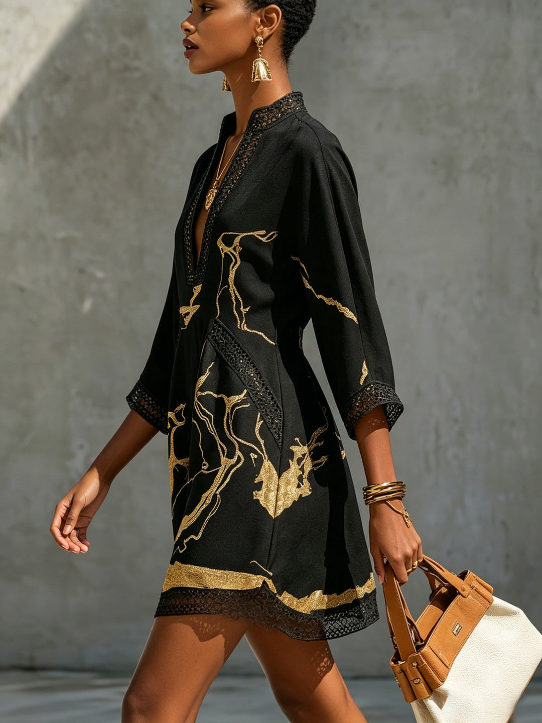 Léonie | Mini Vestido de Encaje Negro Tejido con Patrón Dorado y Escote en V