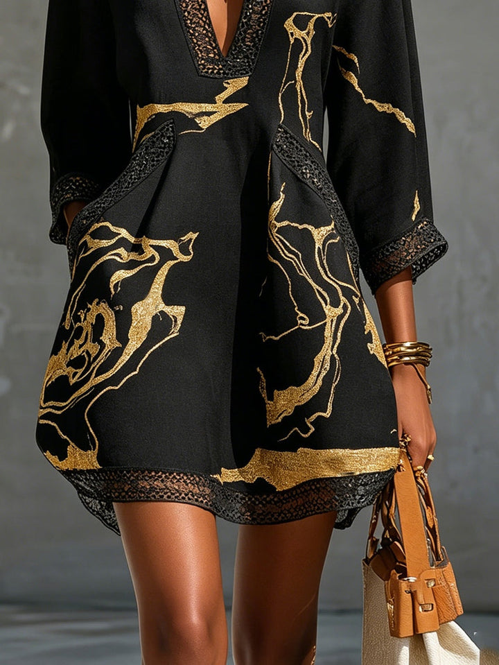 Léonie | Mini Vestido de Encaje Negro Tejido con Patrón Dorado y Escote en V