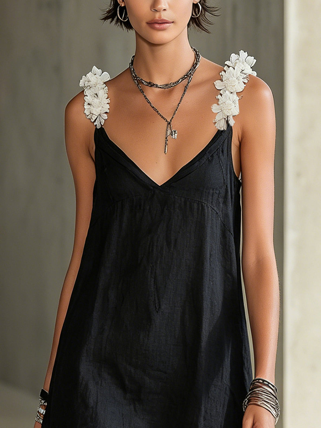 Noémie | Mini Vestido Negro con Escote en V y Tirantes Florales