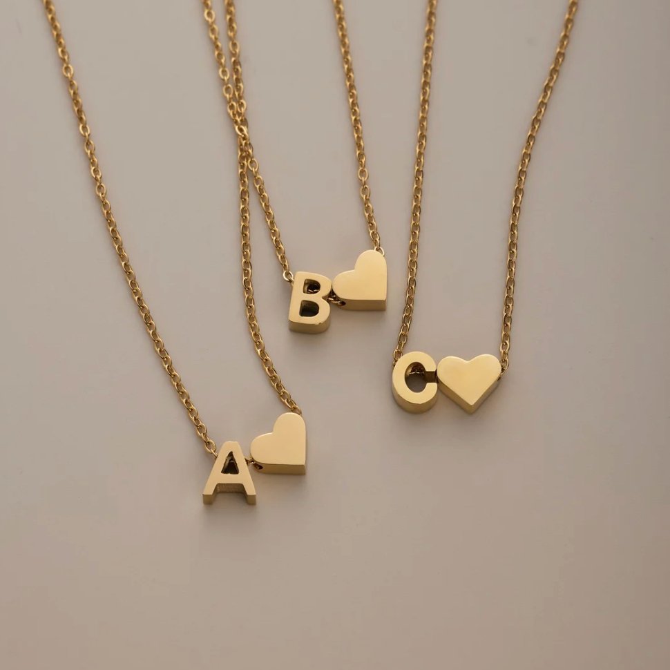 Collar Inicial Intemporal con Colgante de Corazón