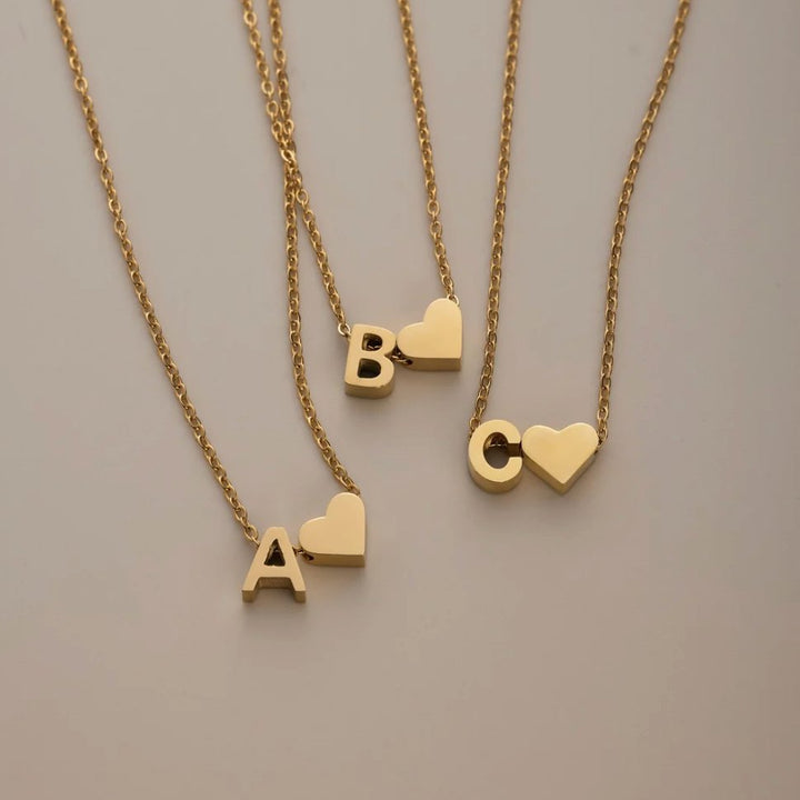 Collar Inicial Intemporal con Colgante de Corazón