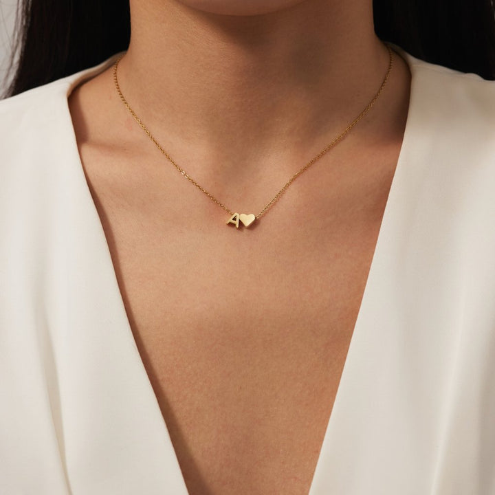 Collar Inicial Intemporal con Colgante de Corazón
