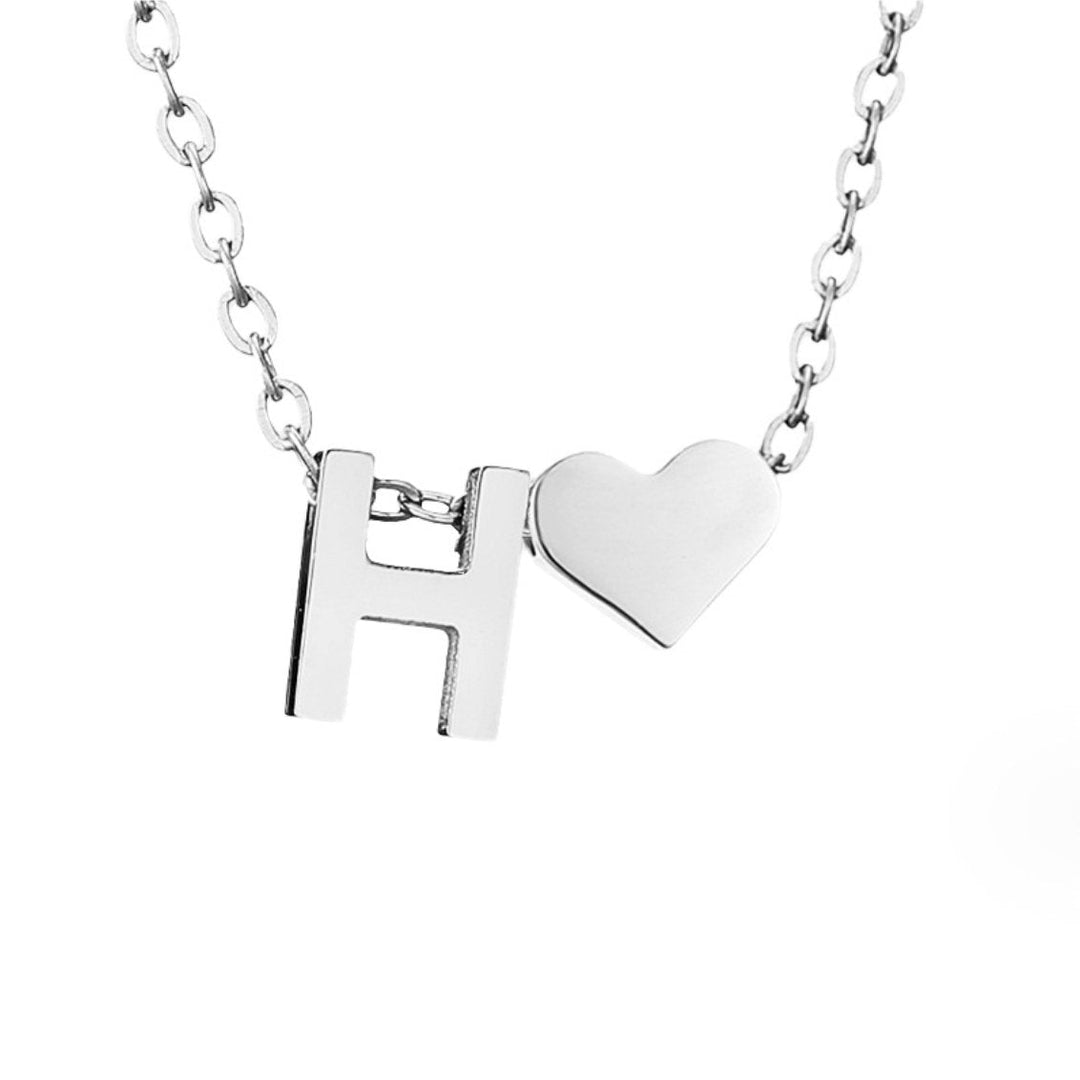 Collar Inicial Intemporal con Colgante de Corazón