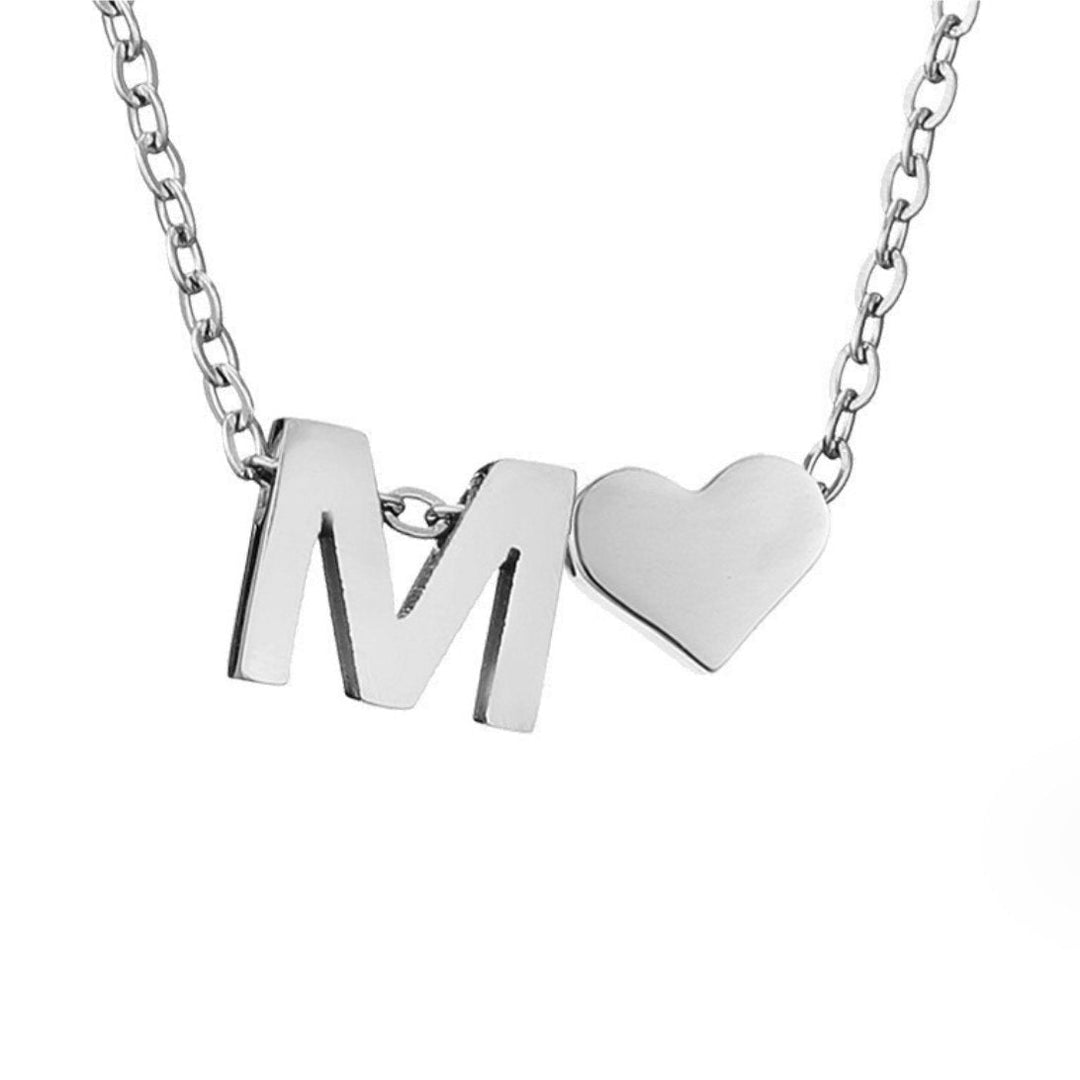 Collar Inicial Intemporal con Colgante de Corazón