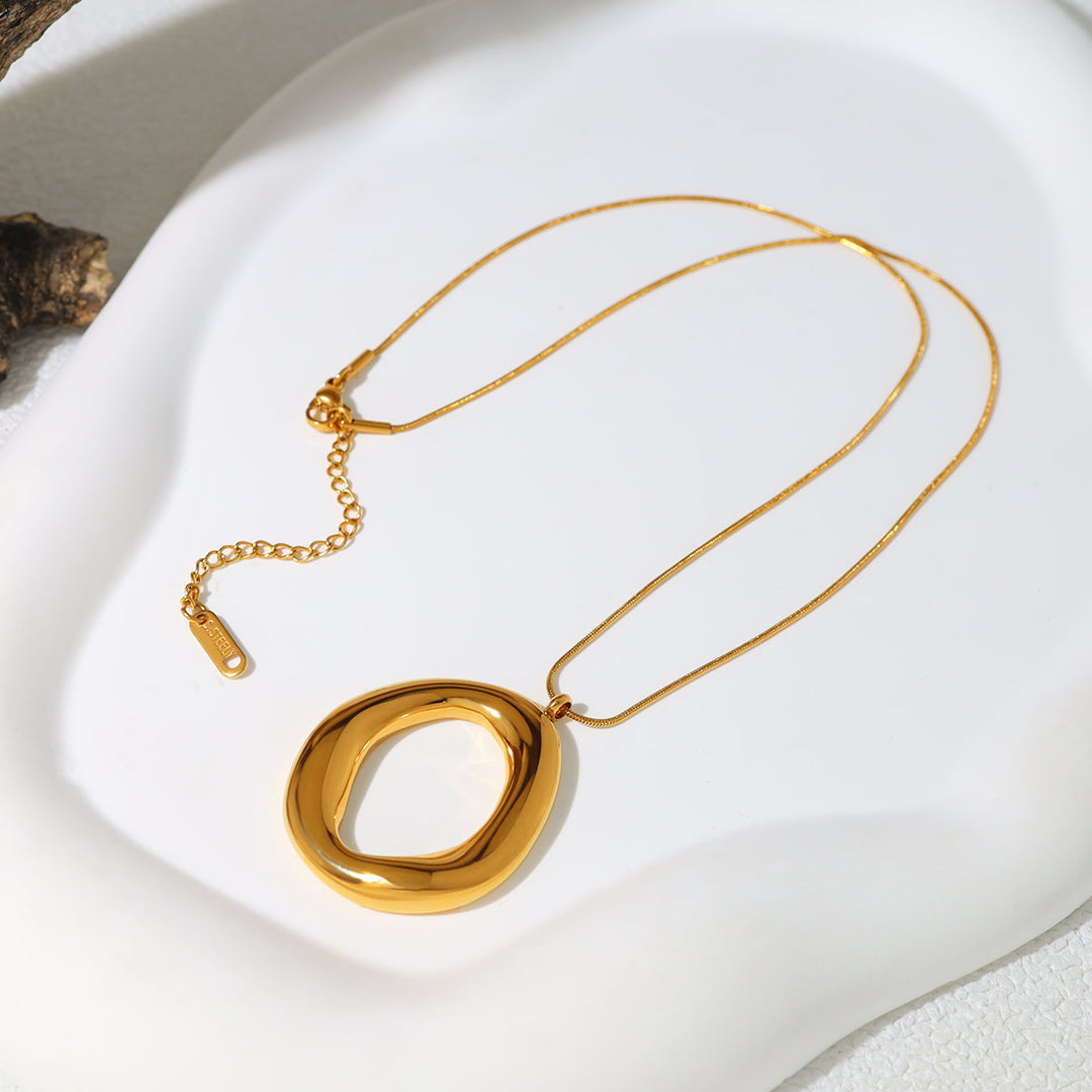 Collar Ovalado en Metal Dorado