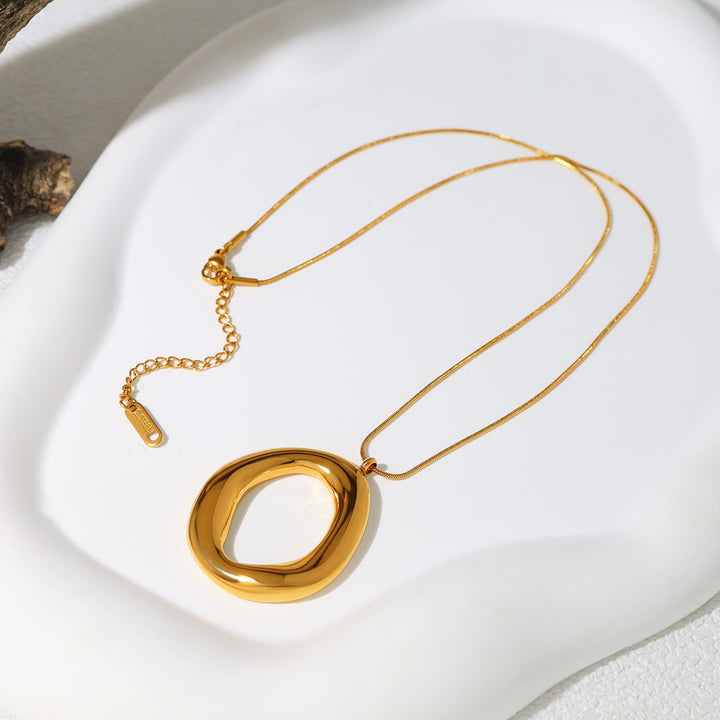 Collar Ovalado en Metal Dorado