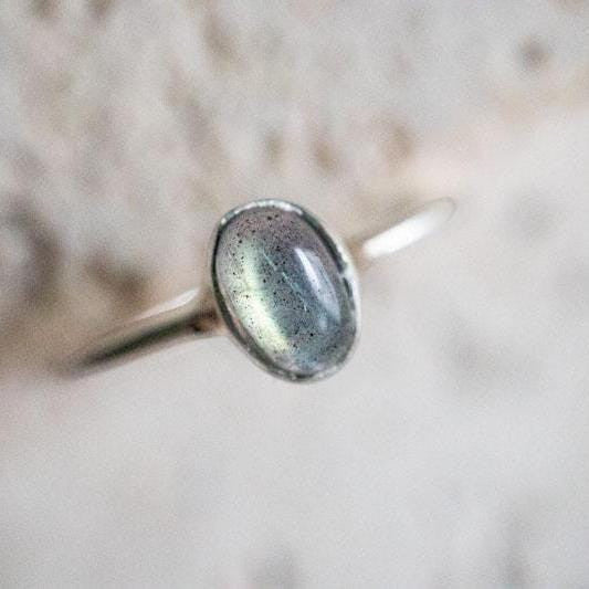 Anillo delicado de Labradorita en Plata Esterlina 925 / Anillo apilable ovalado hecho a mano