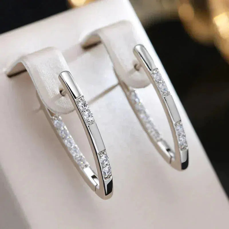 Pendientes sofisticados con piedras de circonio