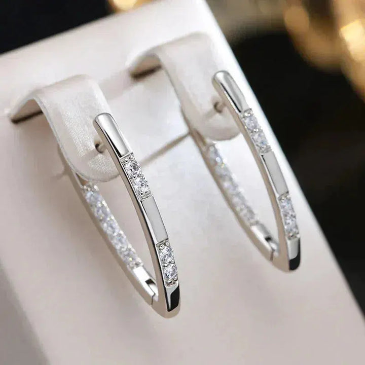 Pendientes sofisticados con piedras de circonio
