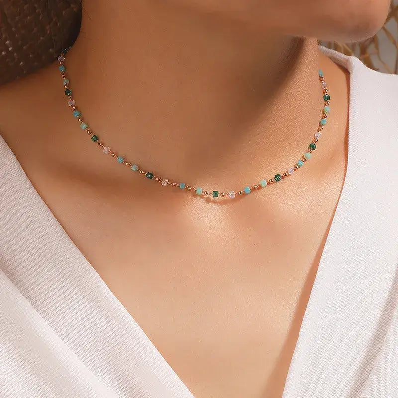 Collar Dorado con Piedras Multicolores