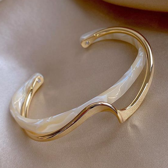 Adriana - Pulsera elegante con ópalo blanco y dorado