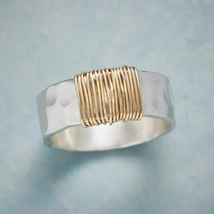 Anillo vintage atemporal en oro y plata