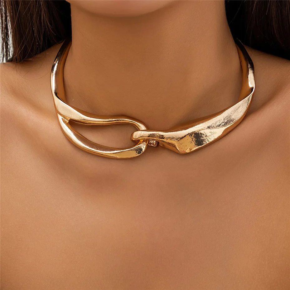 Collar de oro con una textura audaz