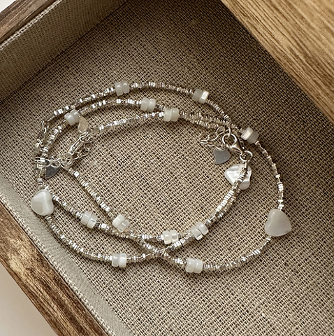 Colección de pulseras vintage clásicas con perlas