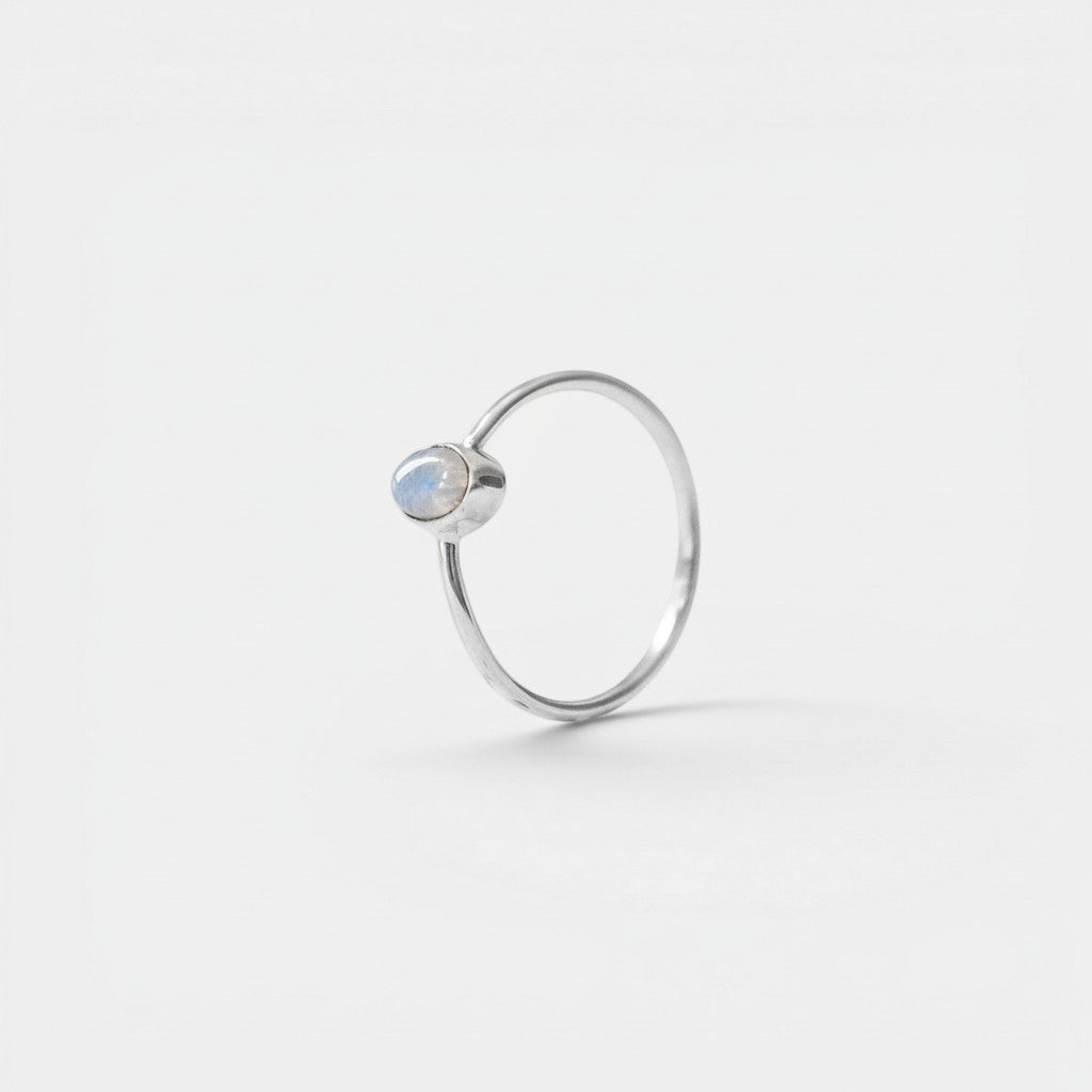 Anillo de piedra de luna fina con piedra ovalada en plata esterlina 925 hecho a mano