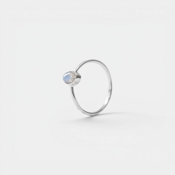 Anillo de piedra de luna fina con piedra ovalada en plata esterlina 925 hecho a mano