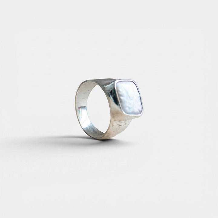 Anillo de sello ancho y cuadrado en plata esterlina 925 con perla de agua dulce natural