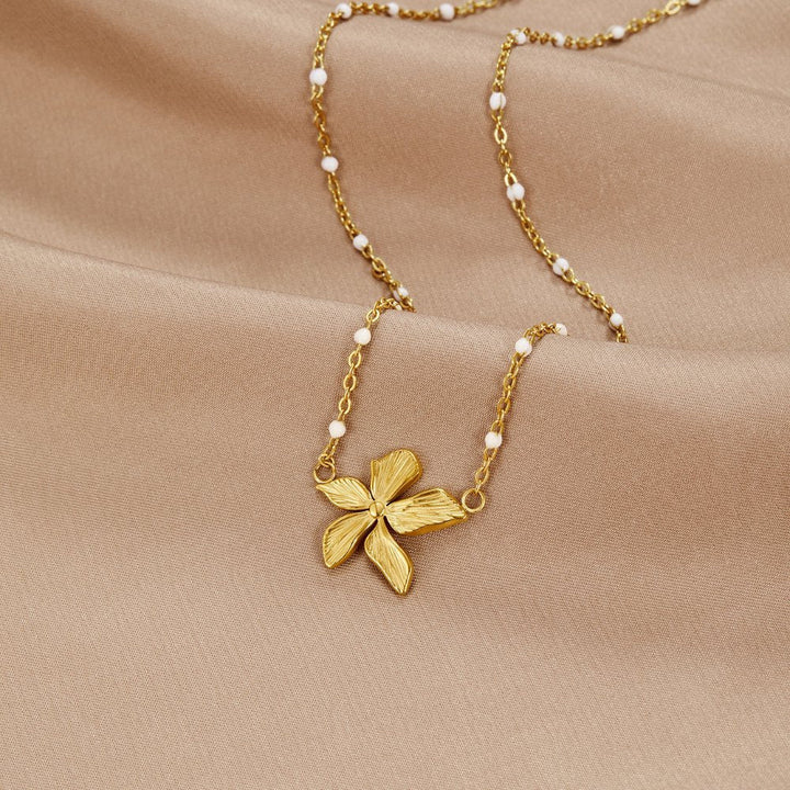 Collier Elegante con Flor Dorada